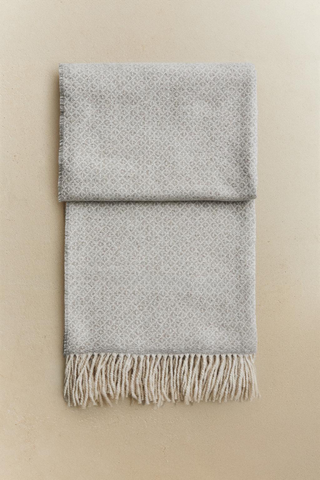 Плед с рельефным узором в виде алмазов