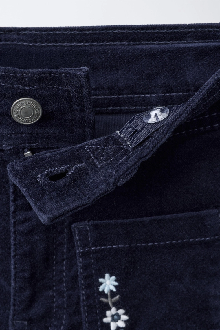 Брюки из велюра с вышитыми цветами