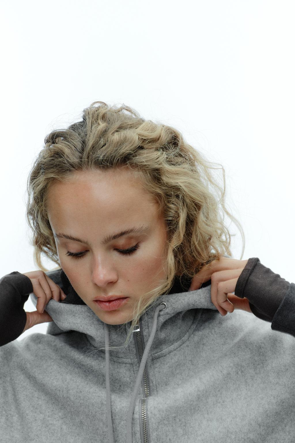 МЯГКАЯ КУРТКА С ОБЪЕМНЫМИ РУКАВАМИ