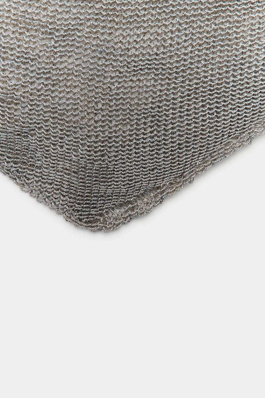 ТРЕУГОЛЬНЫЙ ШАРФ С БЛЕСТЯЩЕЙ НИТЬЮ