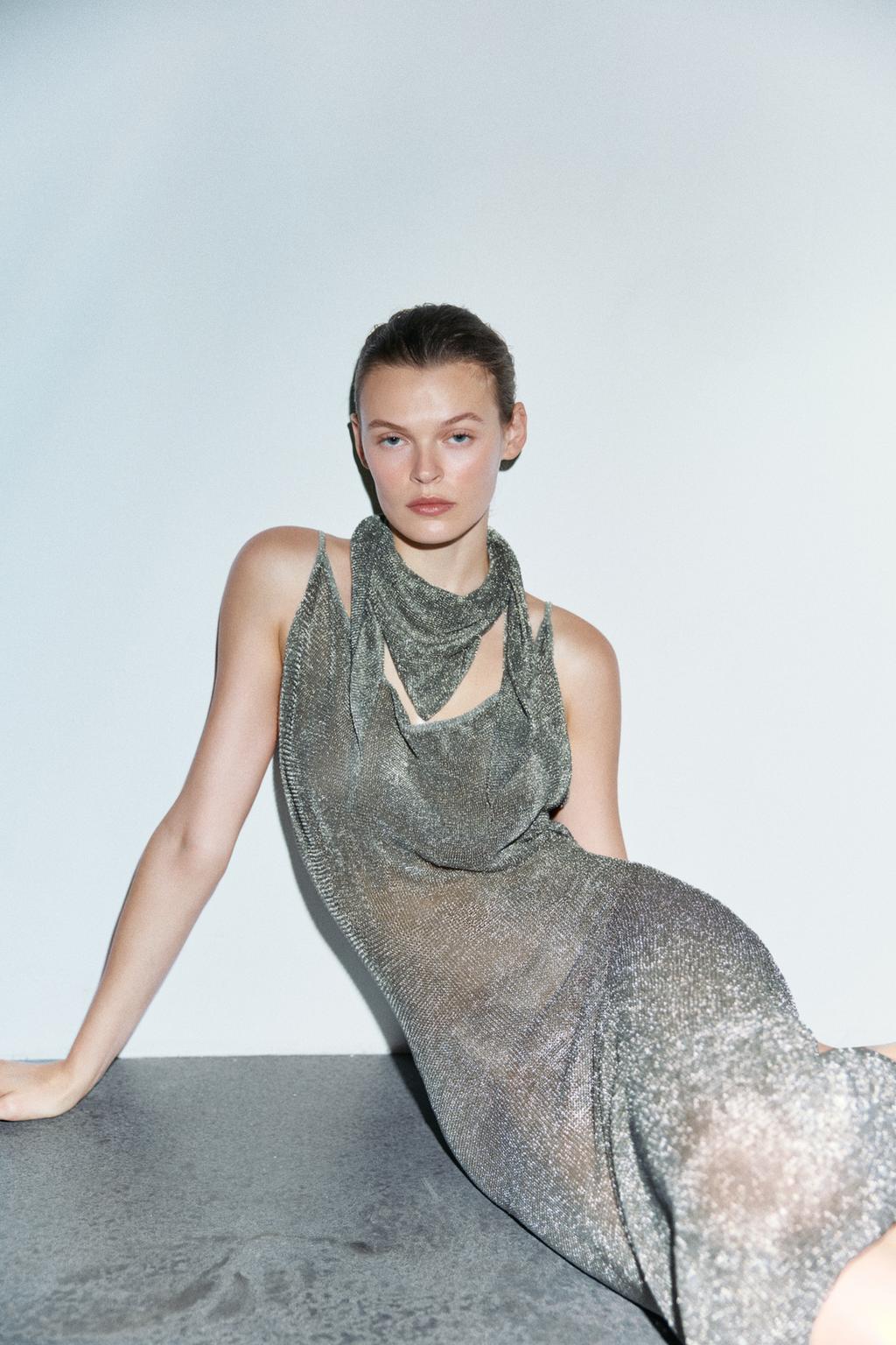 ТРЕУГОЛЬНЫЙ ШАРФ С БЛЕСТЯЩЕЙ НИТЬЮ