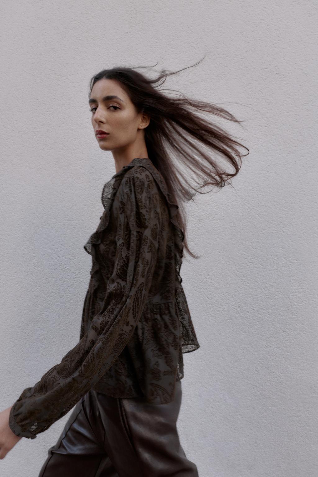 БЛУЗА С ВОЛАНАМИ И ВЫЖЖЕННЫМ РИСУНКОМ