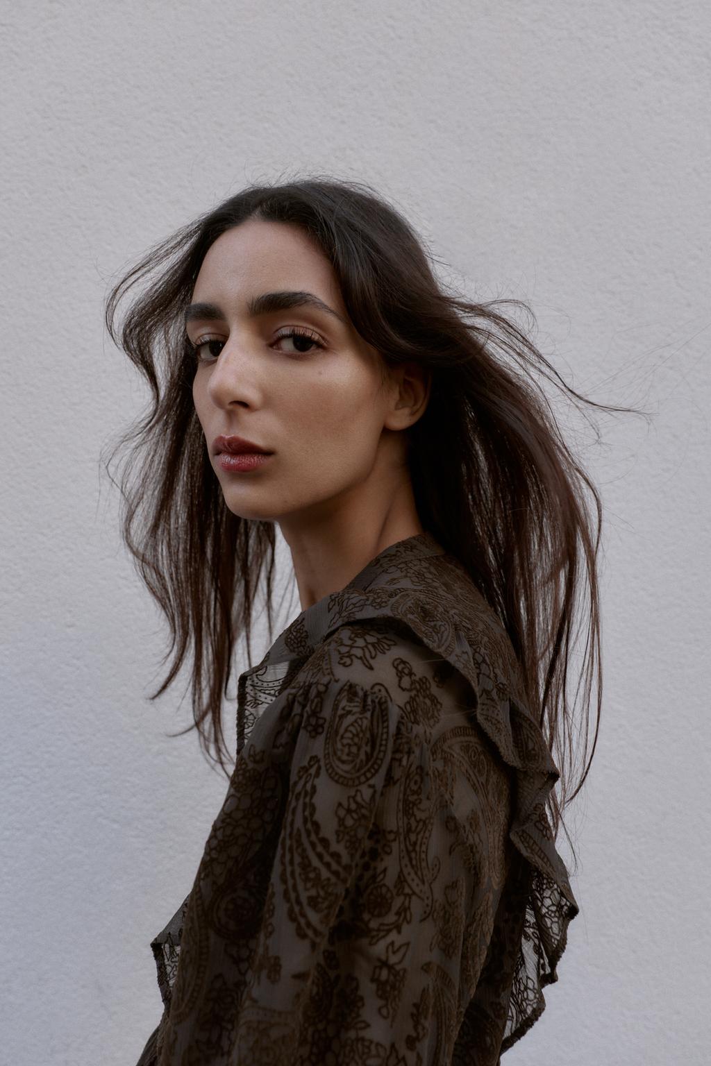 БЛУЗА С ВОЛАНАМИ И ВЫЖЖЕННЫМ РИСУНКОМ