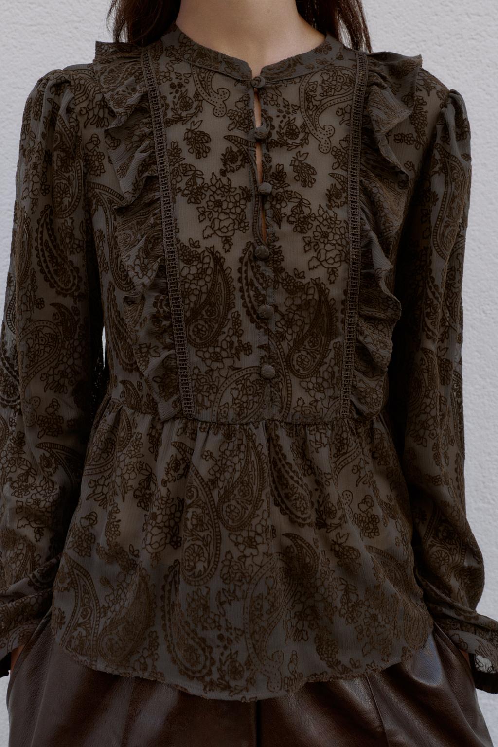 БЛУЗА С ВОЛАНАМИ И ВЫЖЖЕННЫМ РИСУНКОМ