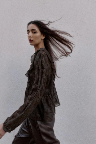 Блуза с воланами и выжженным рисунком- Заказать в России