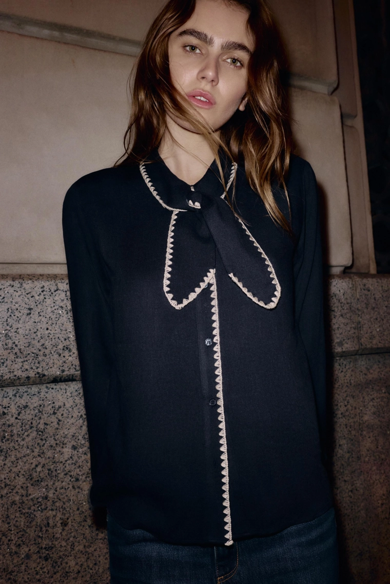 Блузка с завязкой и контрастной стежкой