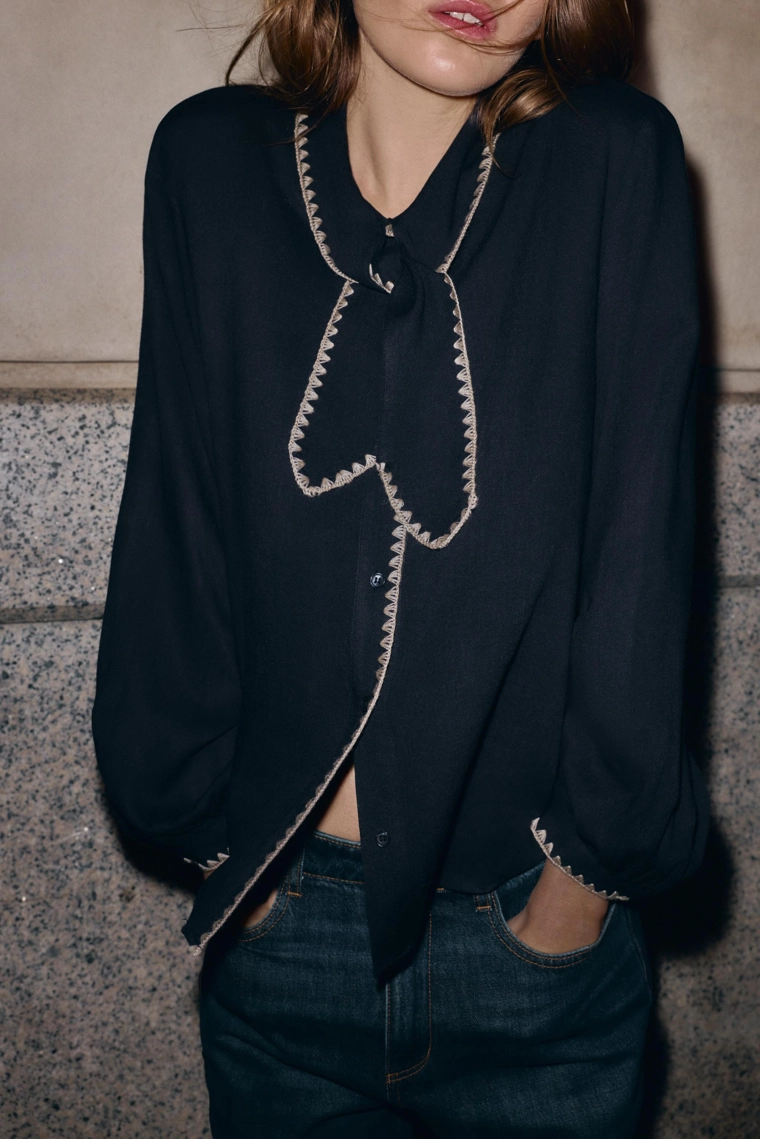 Блузка с завязкой и контрастной стежкой