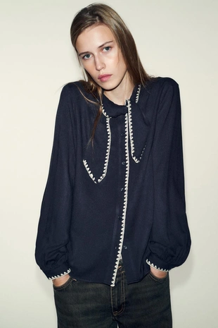 Блуза с бантом и контрастной отстрочкой- Заказать в России