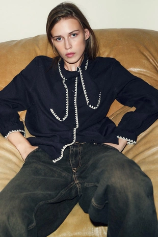 Блуза с бантом и контрастной отстрочкой- Заказать в России