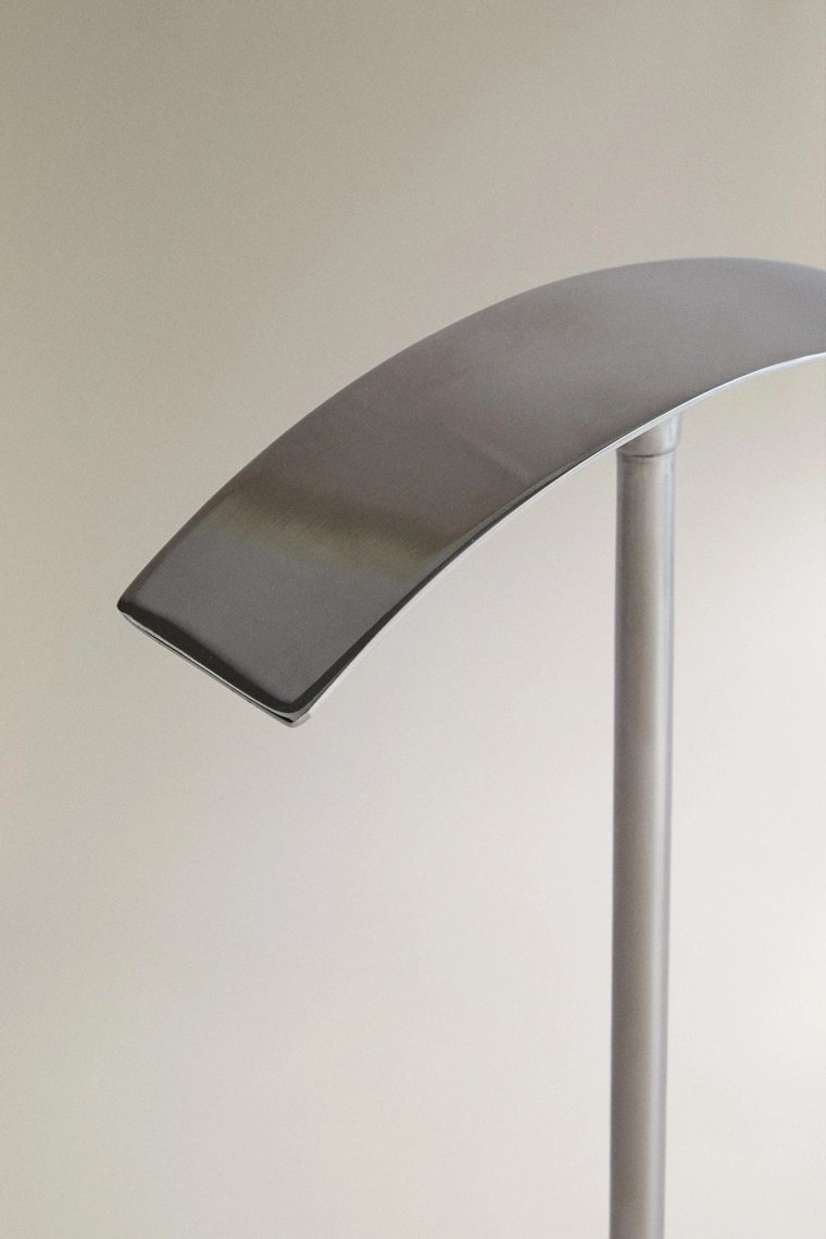 Металлическая подставка для наушников