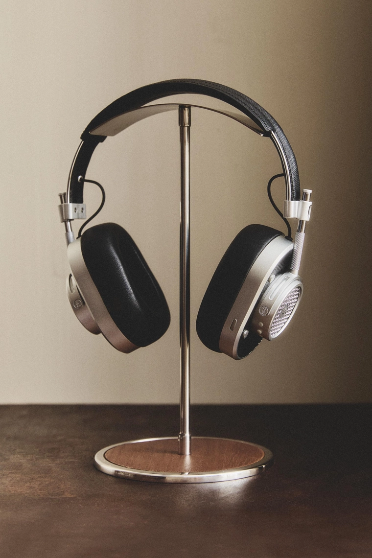 Металлическая подставка для наушников
