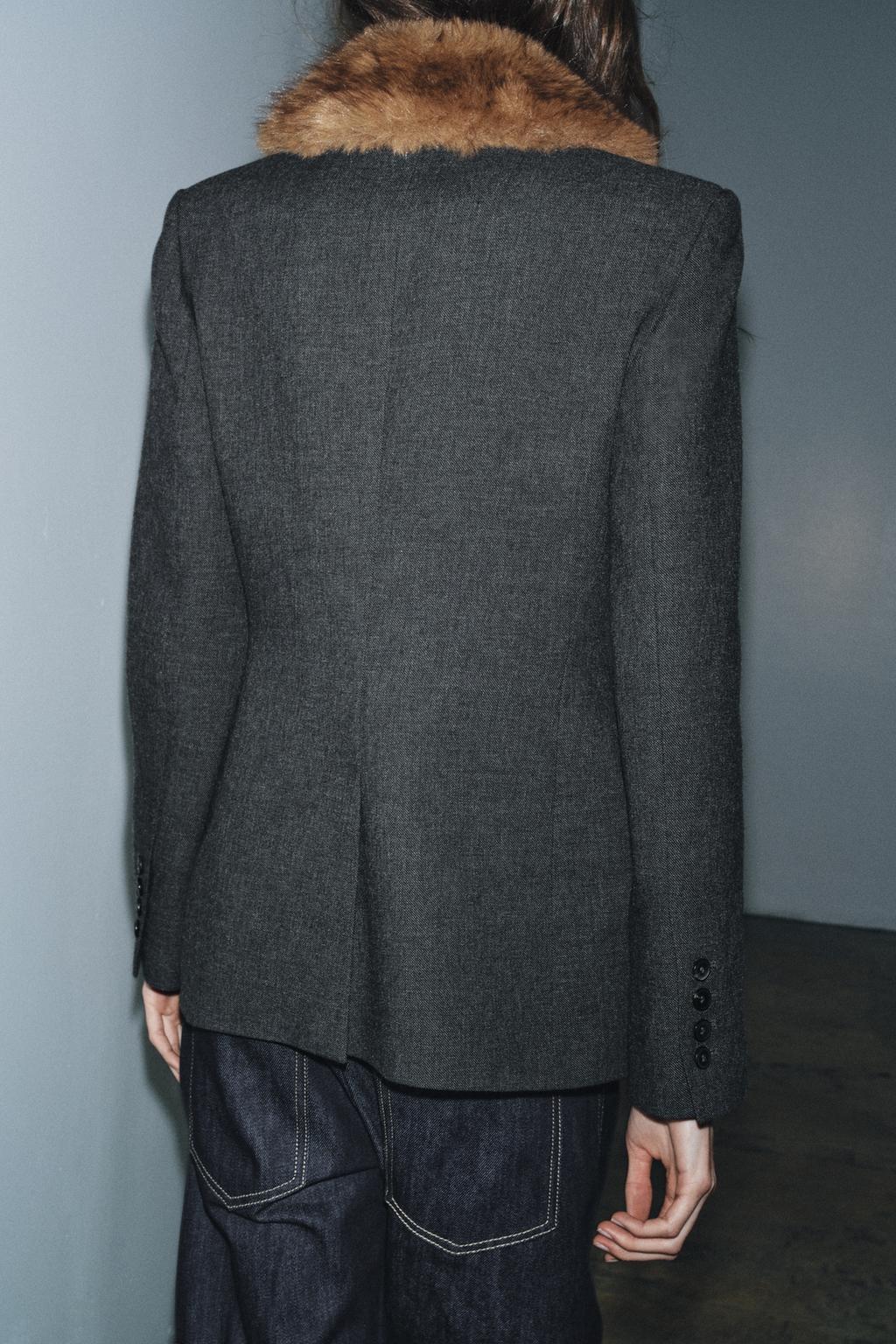 ПРИТАЛЕННЫЙ БЛЕЙЗЕР С ВОРОТНИКОМ ИЗ ИСКУССТВЕННОГО МЕХА — ZW COLLECTION