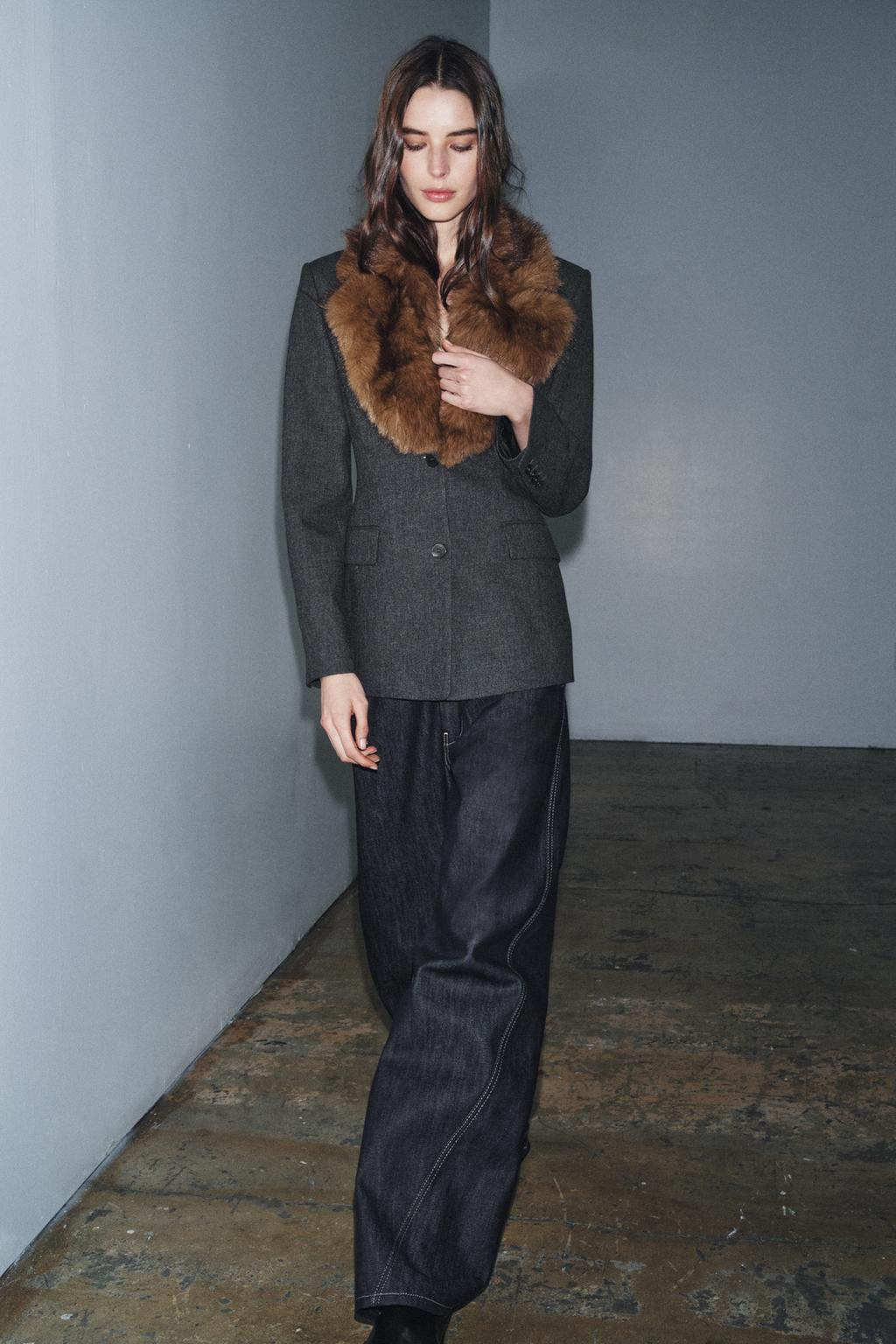 ПРИТАЛЕННЫЙ БЛЕЙЗЕР С ВОРОТНИКОМ ИЗ ИСКУССТВЕННОГО МЕХА — ZW COLLECTION