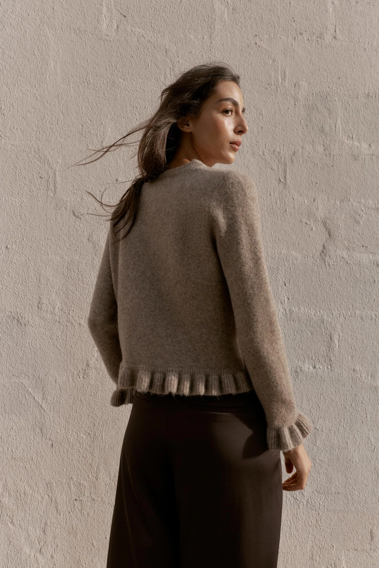 Трикотажный кардиган с оборками