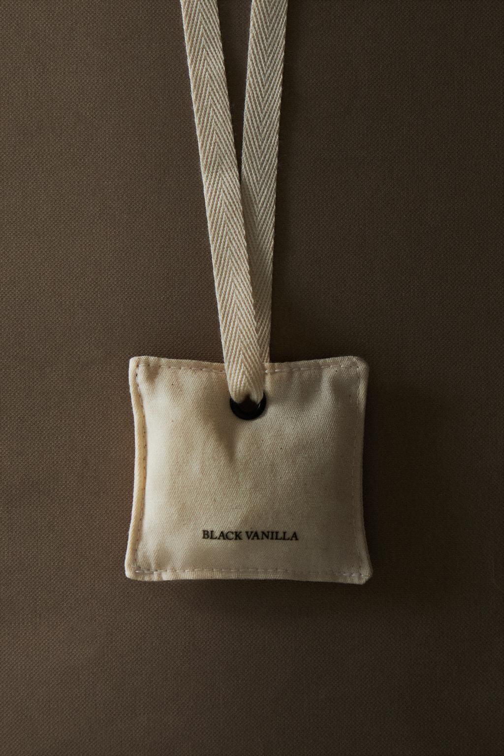 Черный ванильный клип-освежитель для воздуха в автомобиле