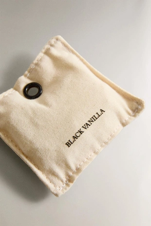 Черный ванильный клип-освежитель для воздуха в автомобиле- Заказать в России