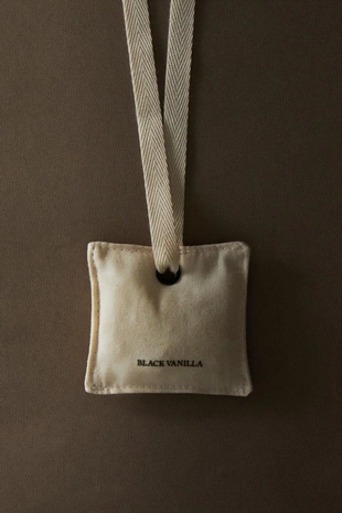 Черный ванильный клип-освежитель для воздуха в автомобиле- Заказать в России