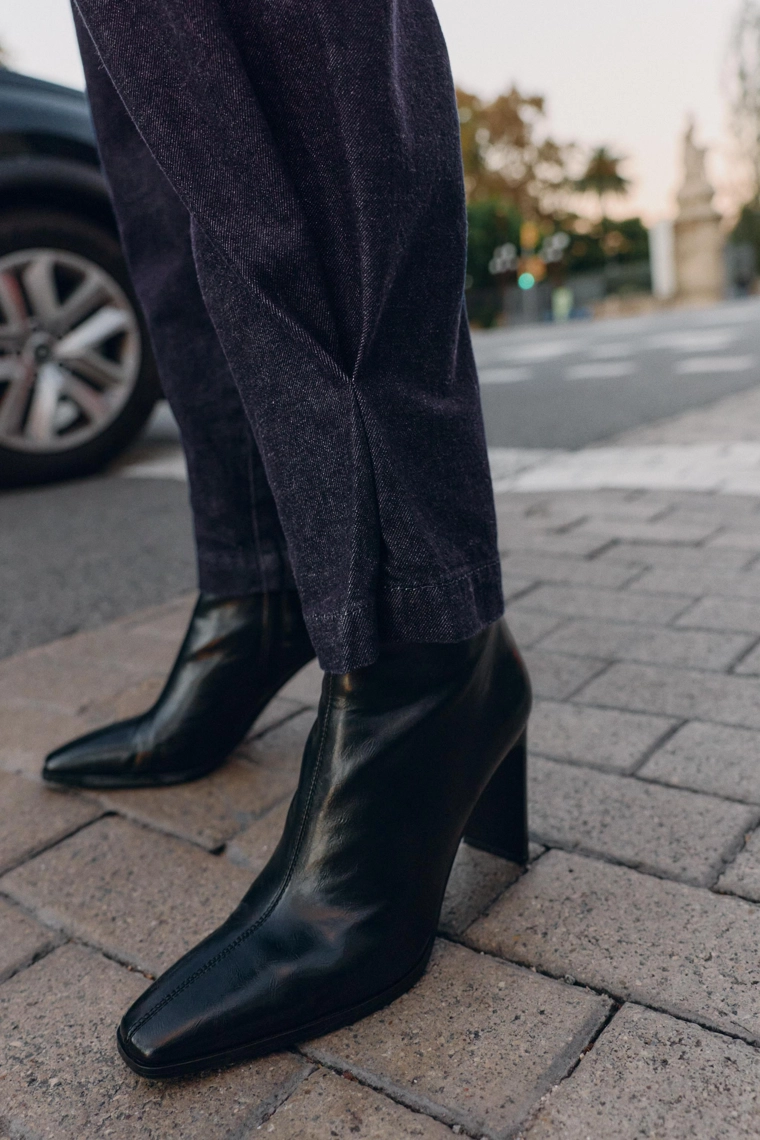 Брюки с ластиками и деталями на подоле