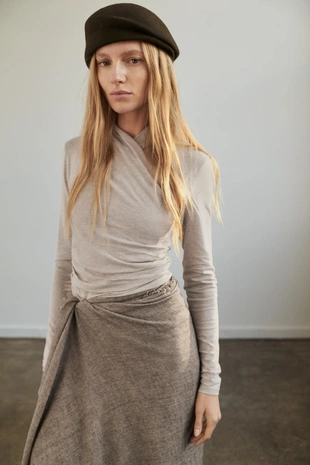 Футболка с боковой драпировкой- Заказать в России