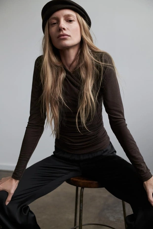 Футболка с боковой драпировкой