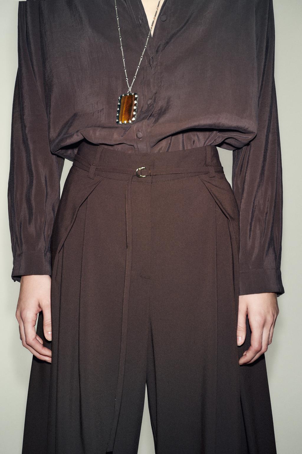 БРЮКИ С ШИРОКИМИ ШТАНИНАМИ И ТОНКИМ РЕМНЕМ