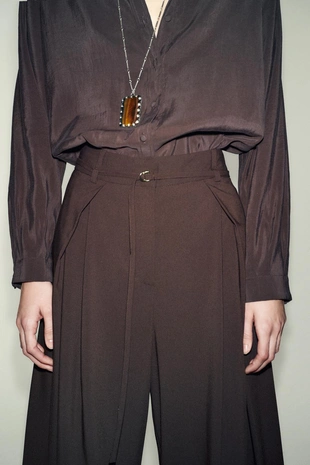 Брюки с широкими штанинами и тонким ремнем- Заказать в России