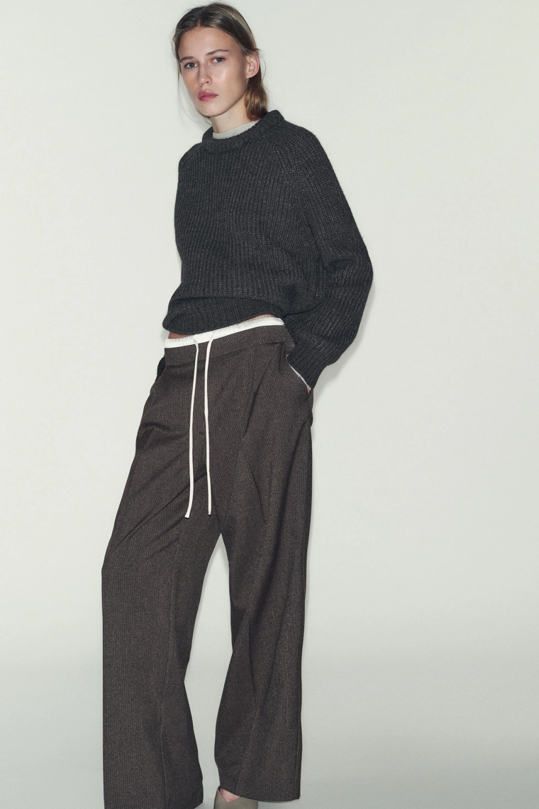 Широкие брюки с клетчатым узором и двойной пояс