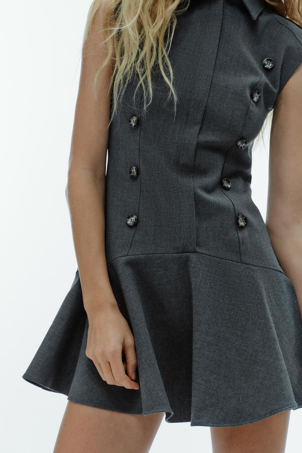 КОРОТКОЕ ПЛАТЬЕ С ПОДПЛЕЧНИКАМИ И ВОЛАНАМИ