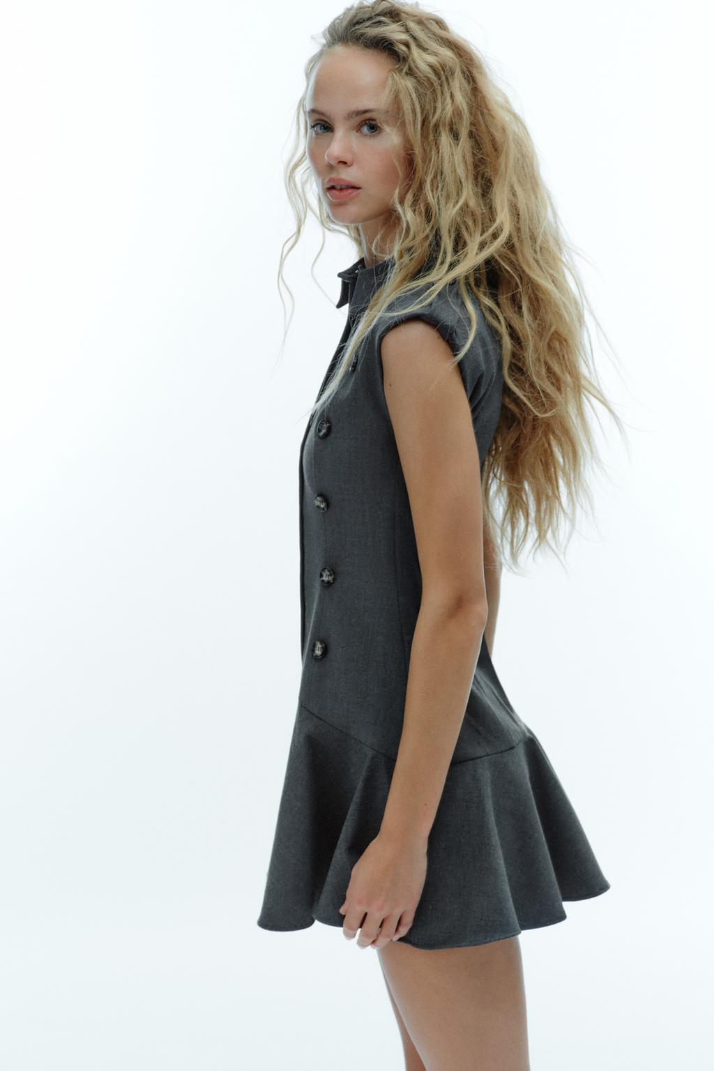 КОРОТКОЕ ПЛАТЬЕ С ПОДПЛЕЧНИКАМИ И ВОЛАНАМИ