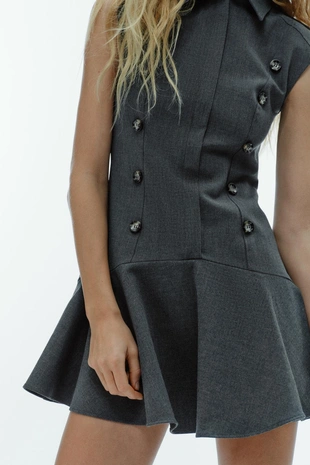 Короткое платье с подплечниками и воланами- Заказать в России