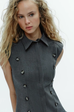 Короткое платье с подплечниками и воланами- Заказать в России