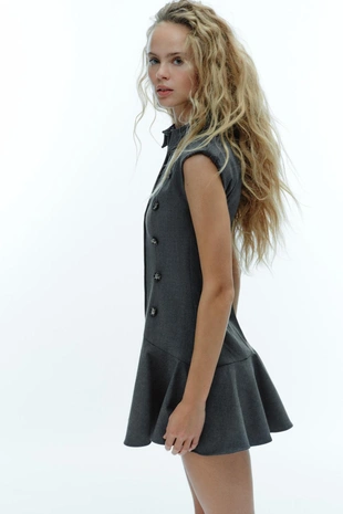 Короткое платье с подплечниками и воланами- Заказать в России