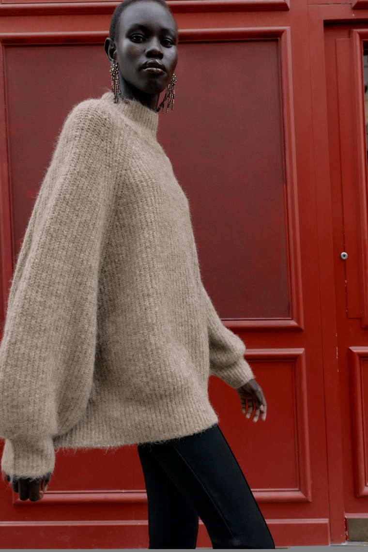 Свитер с широкими рукавами