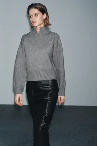 Однотонный свитер с вырезом на воротнике- Заказать в России