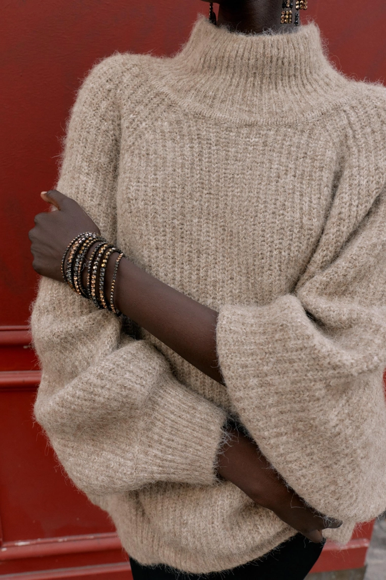 Набор упругих браслетов с драгоценными камнями