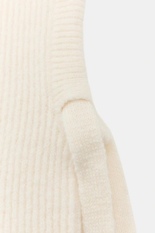 Вязаный капюшон в рубчик