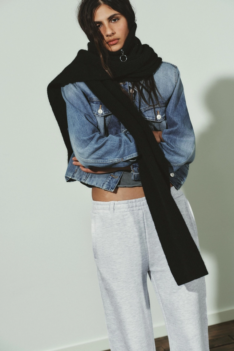 Вязаный шарф с высоким воротником