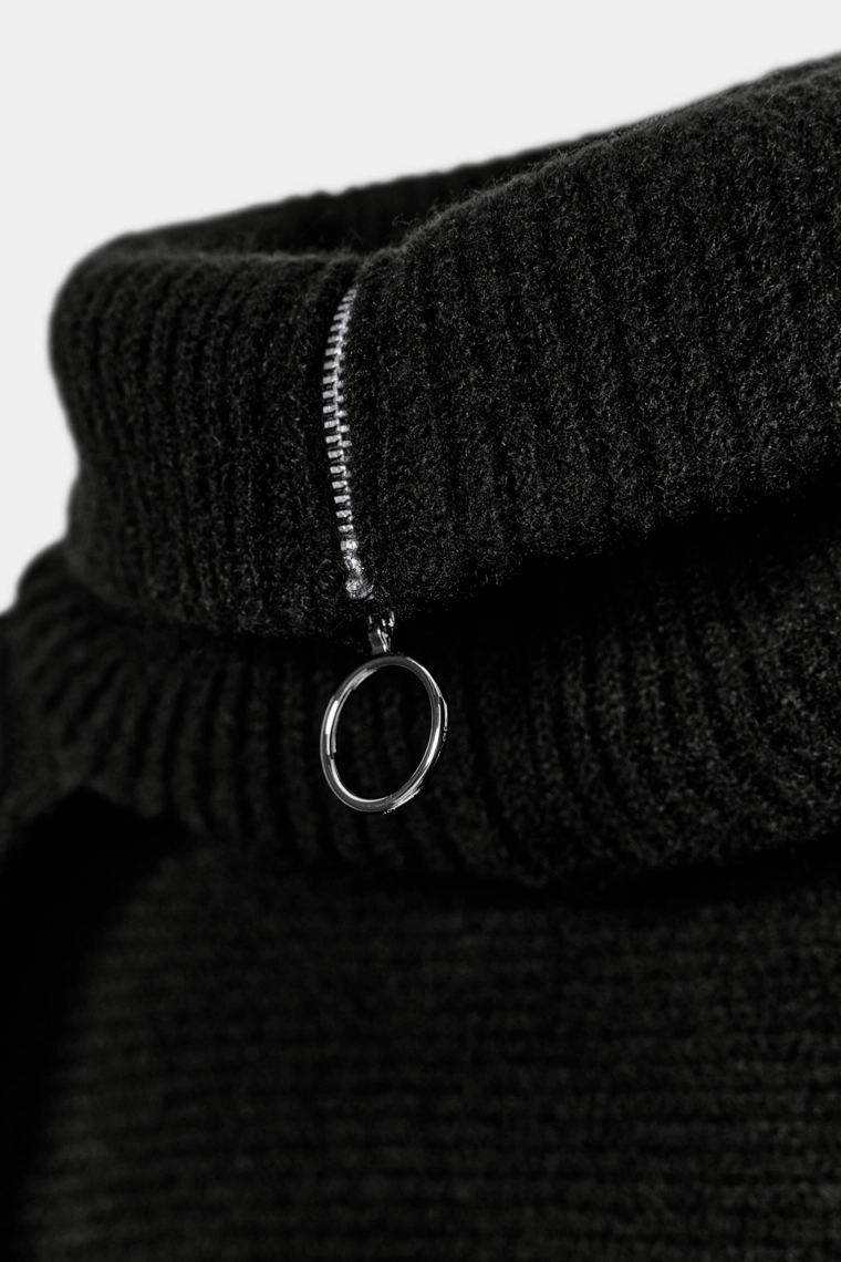 Вязаный шарф с высоким воротником