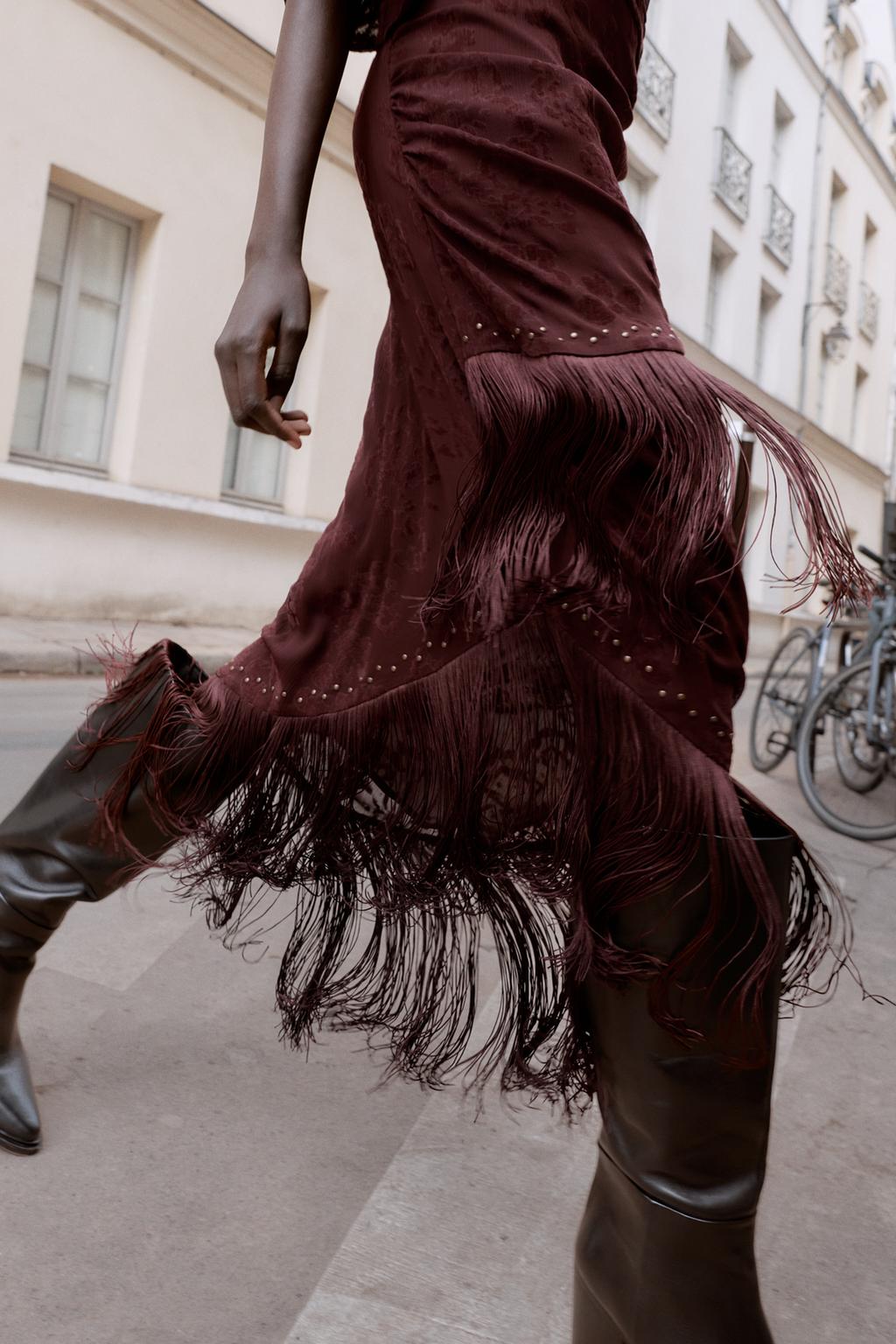 ПЛАТЬЕ МИДИ АСИММЕТРИЧНОГО КРОЯ С БАХРОМОЙ И ВЫТРАВЛЕННЫМ УЗОРОМ