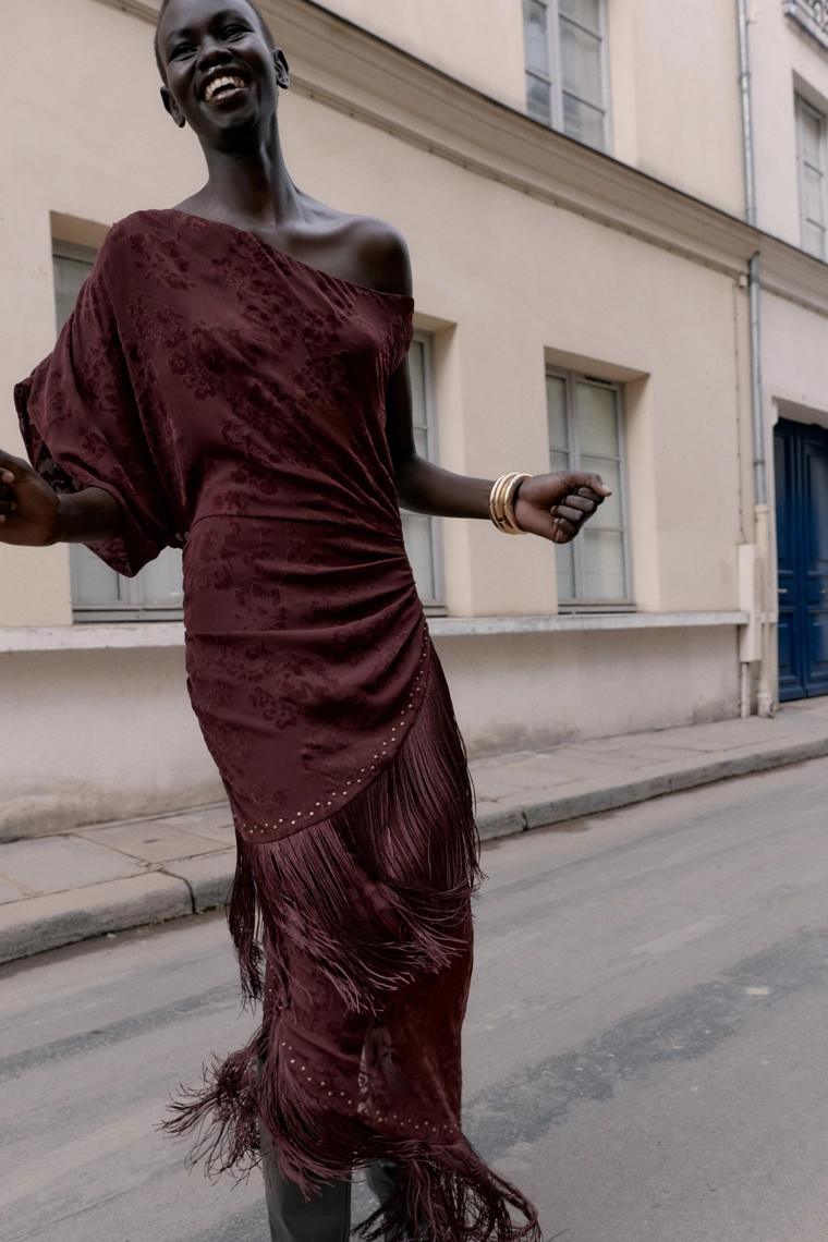 Асимметричное платье миди с объемными бахромой