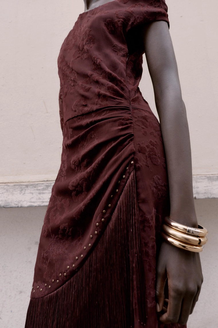 Асимметричное платье миди с объемными бахромой