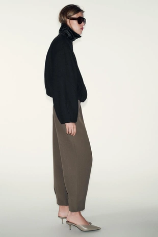 Брюки CARROT FIT со складками- Заказать в России