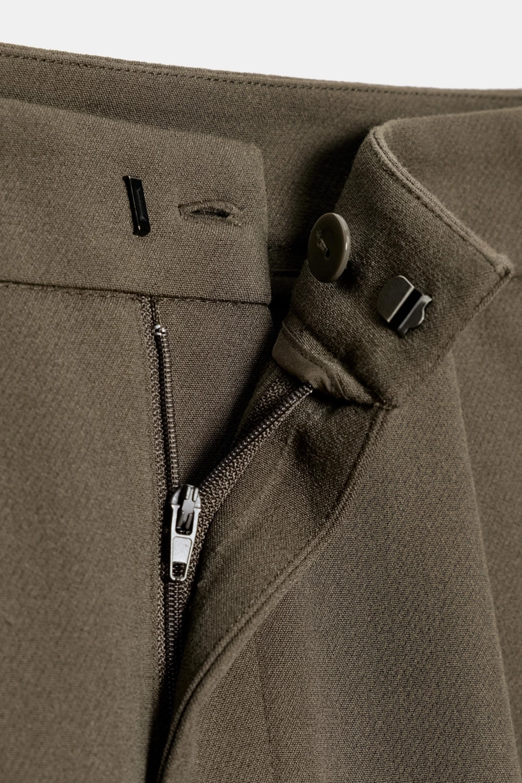 Защипанные брюки-морковки