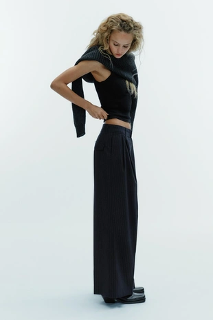 Брюки в тонкую полоску с защипами и клапанами- Заказать в России