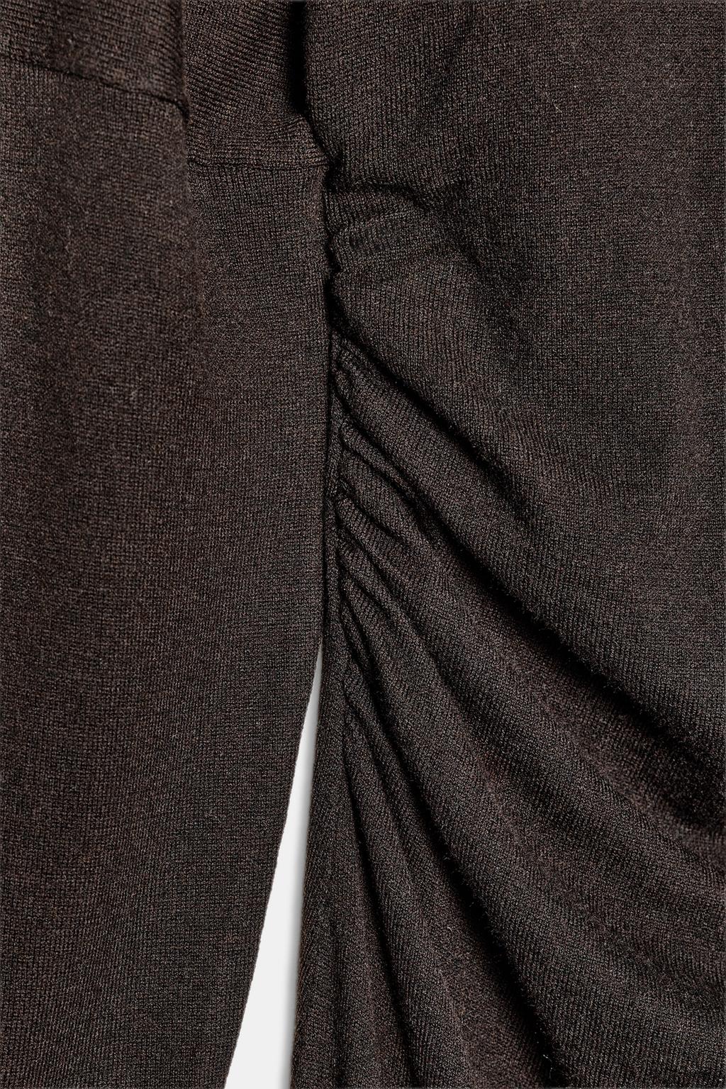 ТРИКОТАЖНОЕ ПЛАТЬЕ МИДИ С ВЫРЕЗАМИ