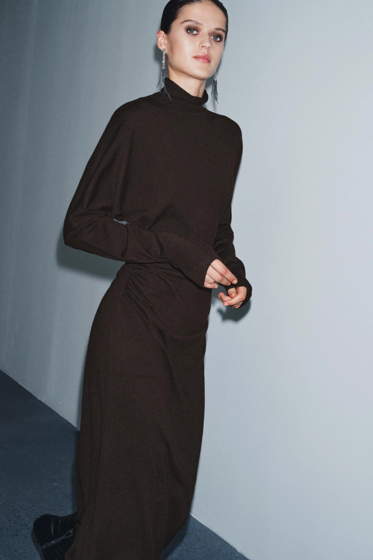 Платье-миди с вырезом и плетением