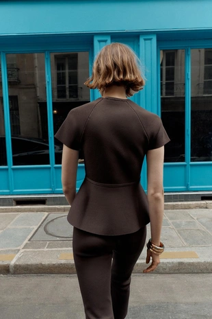 Трикотажный топ с баской и поясом- Заказать в России