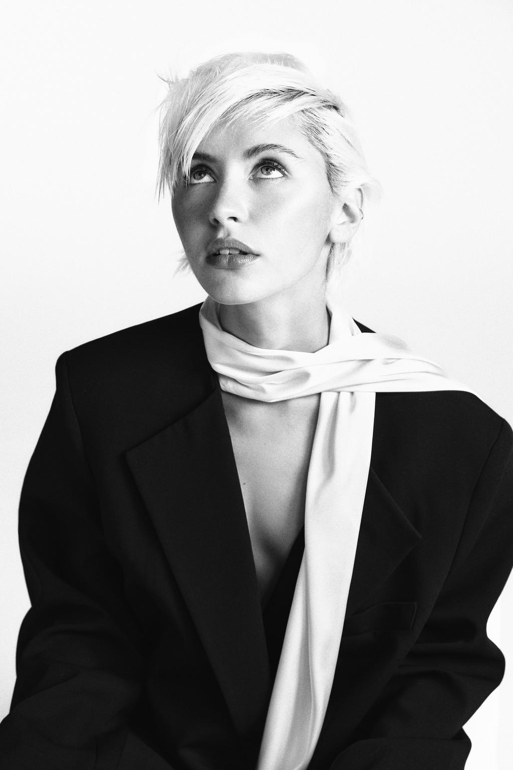 БЛЕЙЗЕР С КОНТРАСТНЫМ ПЛАТКОМ