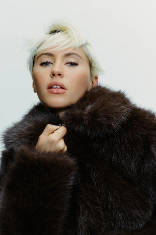 Короткое пальто из искусственного меха- Заказать в России