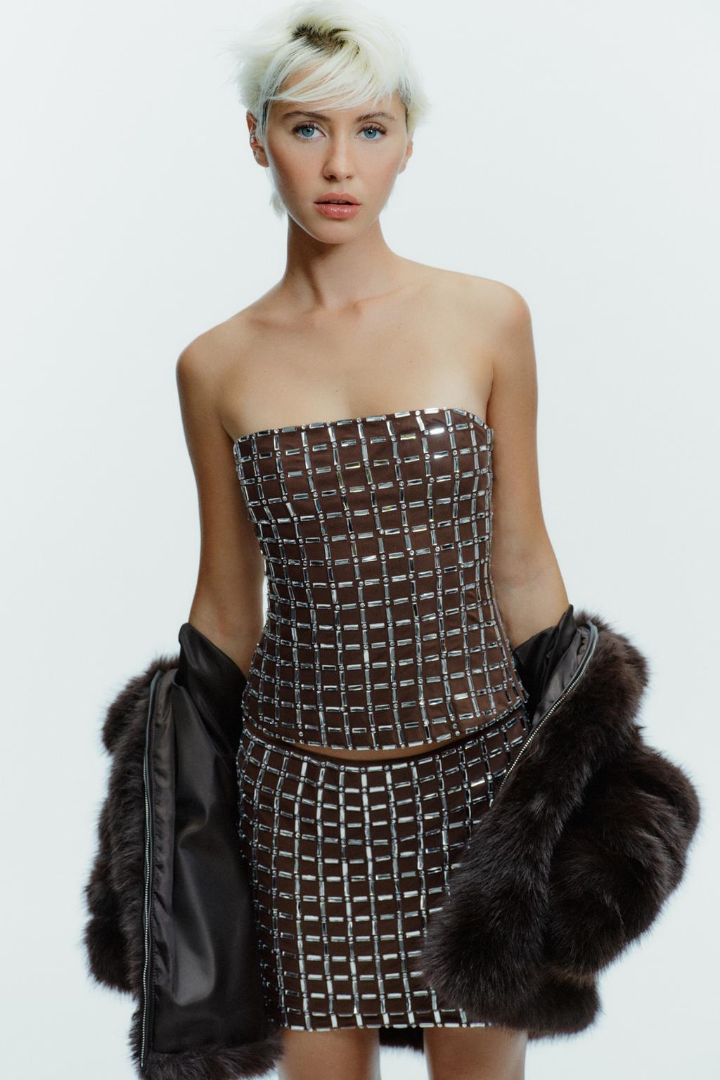 ТОП ИЗ СЕТКИ С БЛЕСТКАМИ И ОТКРЫТЫМИ ПЛЕЧАМИ